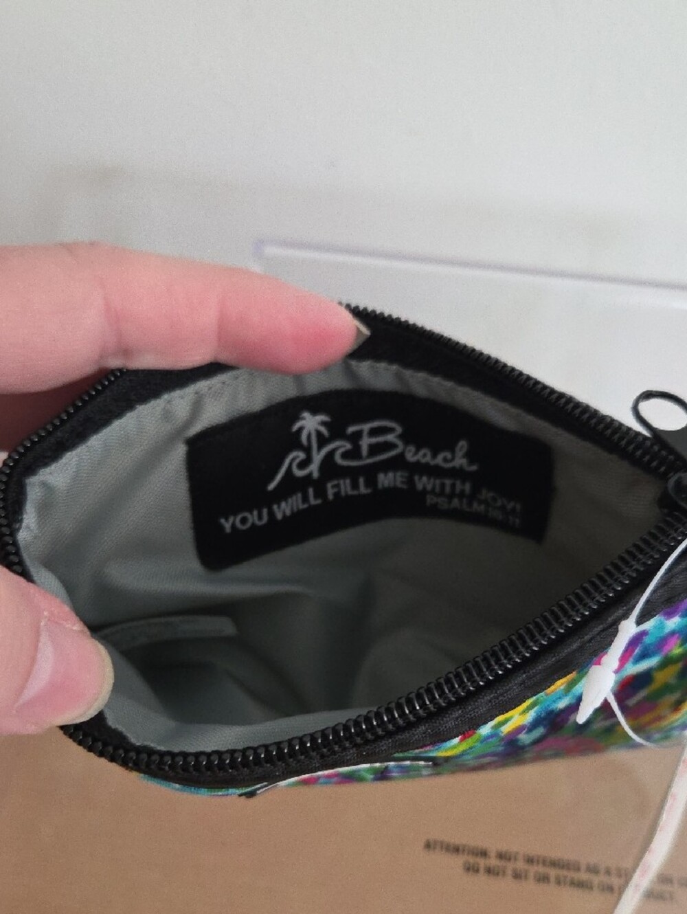 Multicolor Printed NWT Cosmetic Pouch w/zip Closure - Picture 6 of 6